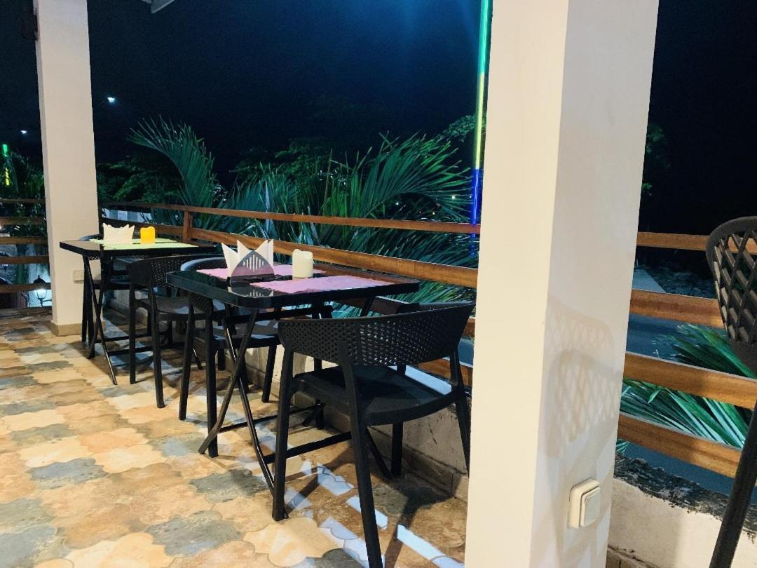 Namaste Hotel & Restaurant Libreville Esterno foto